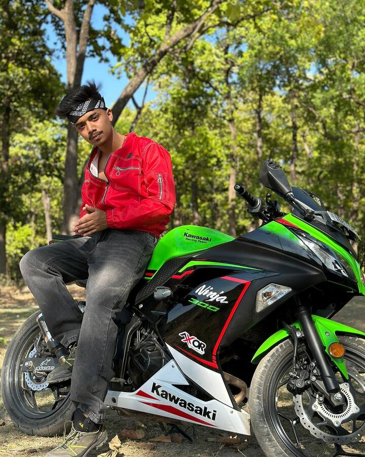 पंकज रावत - अपने खास स्टाइल में कॉमेडी के लिए जाने जाने वाले पंकज के यूट्यूब पर 8 मिलियन स्बस्क्राइबर्स हैं. उनके अजीबोगरीब डांस और हरकतों की रील्स को काफी लोग पसंद करते हैं. यही वजह है कि पंकज भी महीने में लाखों रुपए की कमाई कर लेते हैं.