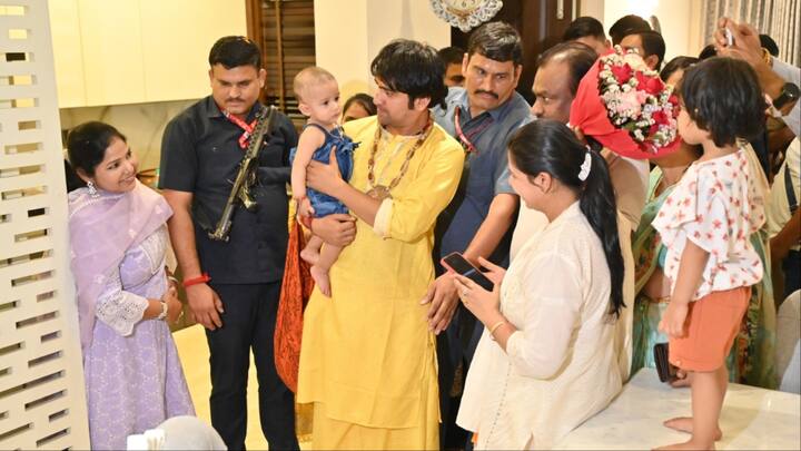 वहीं कुछ दिन पहले ही बागेश्वर धाम पंडित धीरेंद्र कृष्ण शास्त्री भजन गायक कन्हैया मित्तल के घर भी पहुंचे थे.