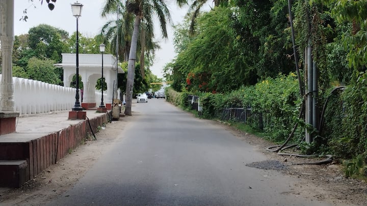 राजस्थान के मौसम में गर्मी का प्रकोप का अपने उफान पर हैं. प्रदेश के कई क्षेत्रों में तापमान रिकॉर्ड स्तर पर पहुंच गया है. मौसम विभाग अगले कुछ दिनों तक तापमान में बढ़ोतरी की संभावना जताई है. उदयपुर शहर की बात करे तो यहां भी तापमान अपने रिकॉर्ड स्तर पर पहुंच चुका है.