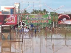 கனமழையால் சர்க்கஸ் கூடாரம் சேதம்; மழை நீரில் சிக்கித் தவித்த தொழிலாளர்களுக்கு உதவிக்கரம் நீட்டிய மக்கள்