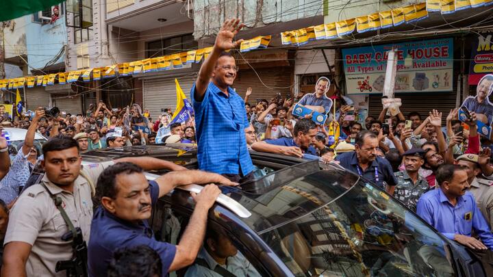 सीएम अरविंद केजरीवाल ने बीजेपी के 2014 वाले चुनावी नारे में बदलाव करते हुए कहा,