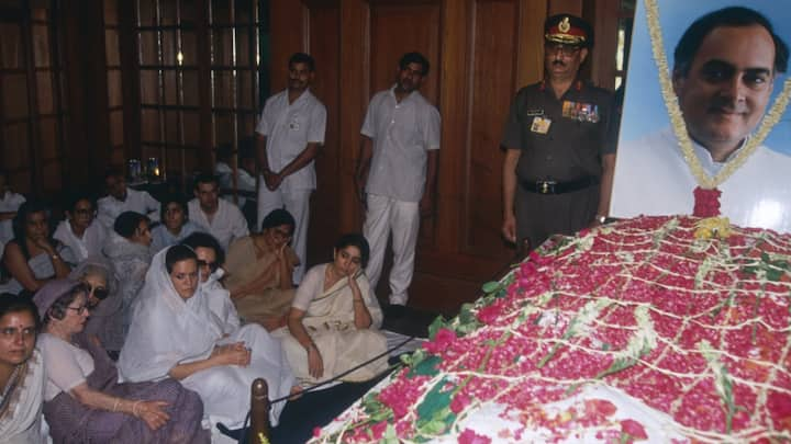 Mourners at the funeral wake for former Indian Prime Minister Rajiv Gandhi in Delhi. (Image Source: Getty)