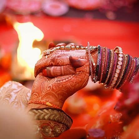 एक्स पार्टनर से छुटकारा पाने के लिए- अगर आप ऐसे व्यक्ति हैं जो अपने पिछले रिश्ते से छुटकारा पाने के लिए शादी करने के बारे में सोच रहे हैं, तो यह निश्चित रूप से एक गलत कदम है. शादी एक कमिटमेंट है और इसमें निश्चित रूप से कोई अन्य व्यक्ति भी शामिल होता है. आप न केवल खुद के साथ बल्कि दूसरे व्यक्ति और उनके परिवार के साथ भी गलत कर रहे होंगे.
