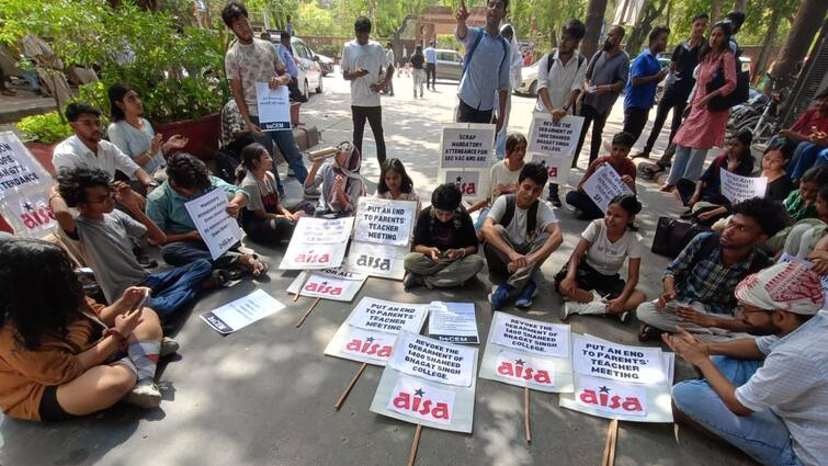 AISA and other students union protest against delhi University mandatory attendance and PTM ann DU Protest: डीयू में AISA का अनिवार्य उपस्थिति और PTM के विरोध में प्रदर्शन, जानें- छात्रों नेताओं ने क्या कहा?