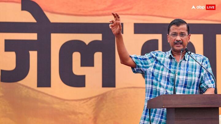 दिल्ली के मुख्यमंत्री ने आगे कहा, “आपको प्रधानमंत्री नरेंद्र मोदी ने वारिस चुना है, आपको इस बात का इतना अहंकार हो गया कि आप लोगों को गालियां और धमकियां देने लगे!”