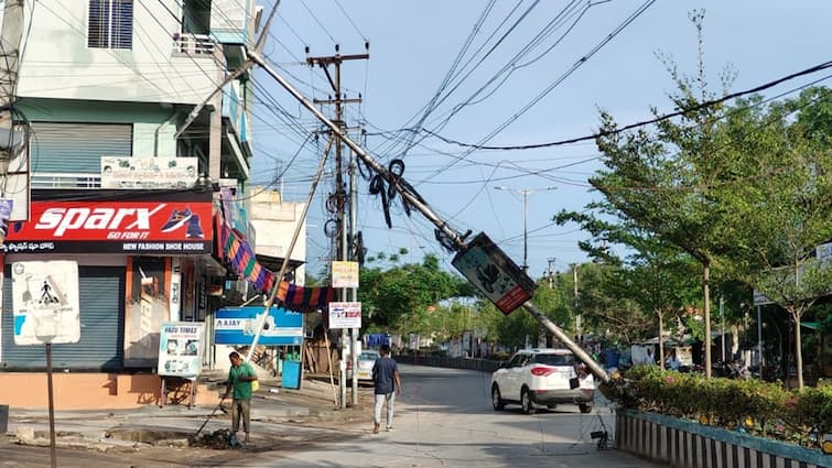 Rains in Anantapur hits many trees and infrastructure Anantapur: అనంతపురంలో అకాల వర్షం! రోడ్డుకు అడ్డంగా చెట్లు, కరెంటు స్తంభాలు