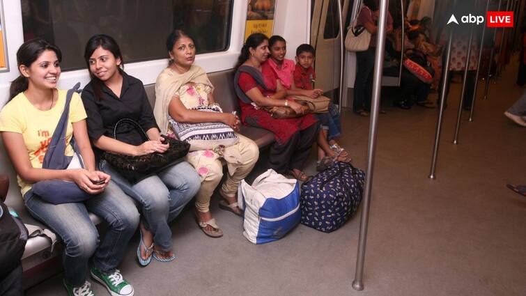 Delhi Metro rules traveling sitting on the floor of the metro how much challan and fine you have to pay Metro Rules: मेट्रो के फर्श पर बैठकर यात्रा करने से कितने रुपये का कटता है चालान? जान लीजिए ये नियम