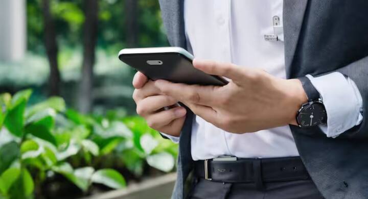 ਬੈਟਰੀ ਨੂੰ ਕਦੇ ਵੀ 90% ਤੋਂ ਵੱਧ ਚਾਰਜ ਨਾ ਕਰੋ ਅਤੇ ਨਾ ਹੀ ਇਸਨੂੰ 20% ਤੋਂ ਘੱਟ ਹੋਣ ਦਿਓ। ਇਸ ਤੋਂ ਇਲਾਵਾ ਬੈਟਰੀ ਚਾਰਜ ਹੋਣ 'ਤੇ ਮੋਬਾਈਲ ਦੀ ਵਰਤੋਂ ਨਹੀਂ ਕਰਨੀ ਚਾਹੀਦੀ, ਇਹ ਵੀ ਬੈਟਰੀ ਫਟਣ ਦਾ ਕਾਰਨ ਹੋ ਸਕਦਾ ਹੈ। ਉੱਚ ਤਾਪਮਾਨ ਵਿੱਚ ਵੀ ਬੈਟਰੀ ਨੂੰ ਚਾਰਜ ਨਾ ਕਰੋ।