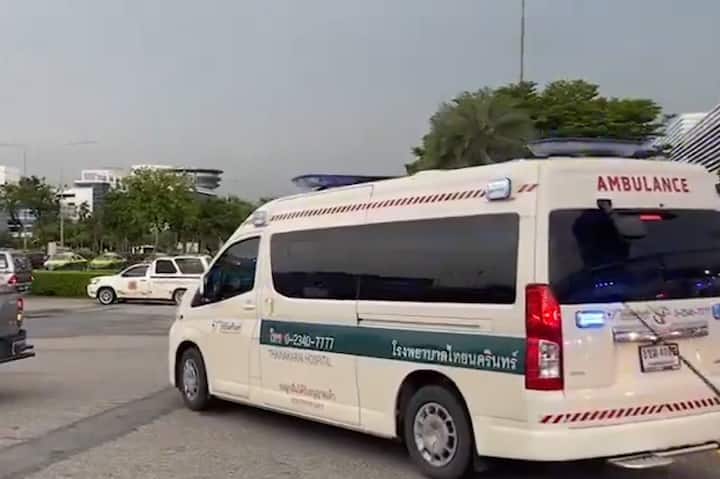 . સિંગાપોર એરલાઈન્સે જણાવ્યું હતું કે, અમે જરૂરી તબીબી સહાય પૂરી પાડવા માટે થાઈલેન્ડમાં સ્થાનિક સત્તાવાળાઓ સાથે કામ કરી રહ્યા છીએ.