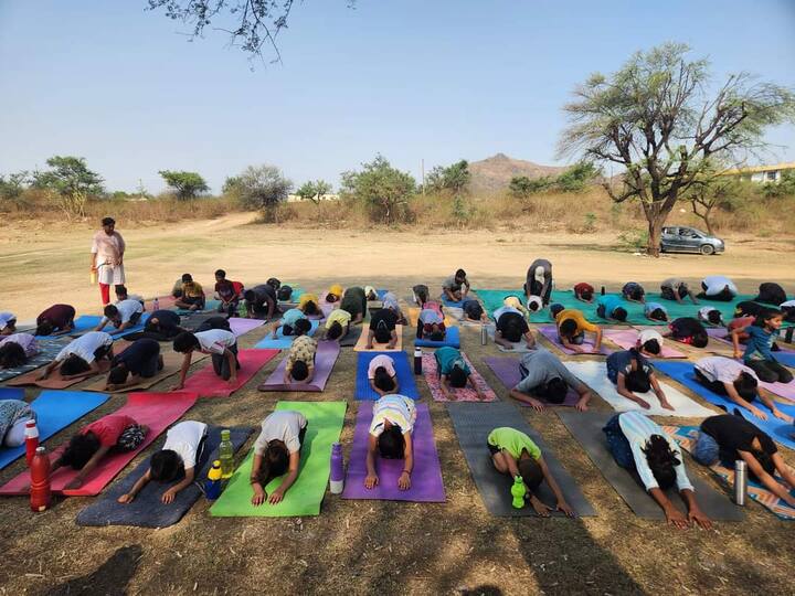 सुबह स्कूल की शुरुआत पूजा और बाद में योग के साथ होती है. इसके बाद फ्रूट लंच, फिर क्लास होती है. इसके अलावा भी कई एक्टिविटी कराई जाती है.