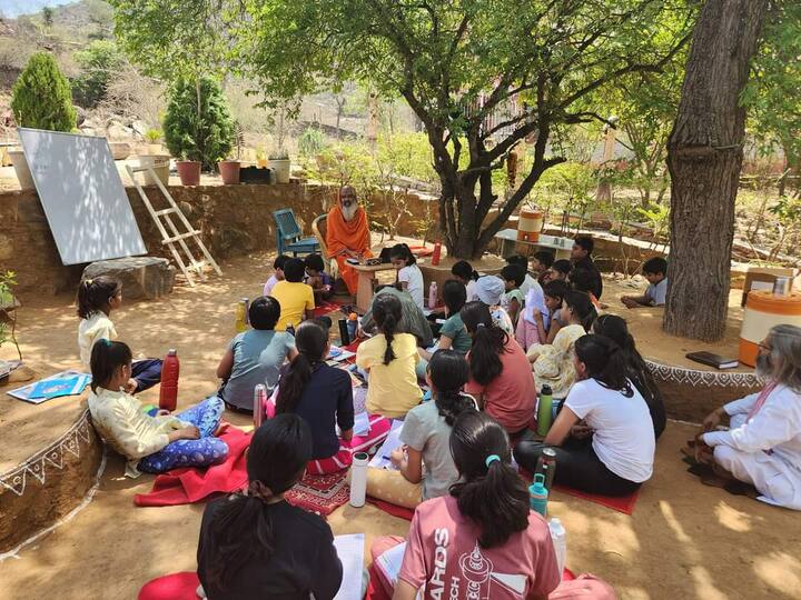 इस स्कूल में जिस प्रकार रामायण और महाभारत में गुरुकुल में शिक्षा दी जाती है इसी प्रकार से इस स्कूल में भी बच्चों को पढ़ाया जाता है.