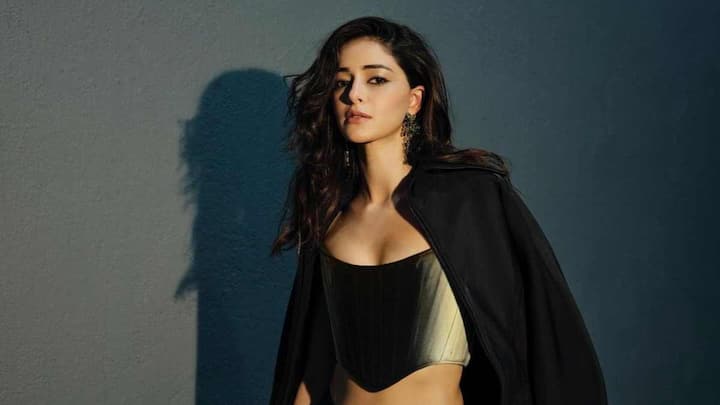 Ananya Panday  Photos :  లైగర్ బ్యూటీ అనన్య పాండే   చూపులతో చంపేస్తోంది. లేటెస్ట్ గా అనన్యా అల్ట్రా స్టైలిష్ ఫోజులతో కేక పెట్టిస్తోంది. ఈ పిక్స్ సోషల్ మీడియాలో వైరల్ అవుతున్నాయి..