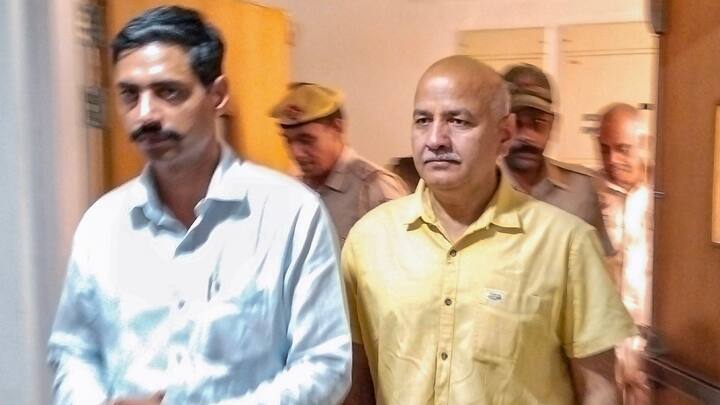 Manish Sisodia Bail News: दिल्ली हाईकोर्ट कथित आबकारी नीति घोटाले के मामले में पूर्व उपमुख्यमंत्री मनीष सिसोदिया की जमानत याचिकाओं पर आज मंगलवार को अपना आदेश सुना सकती है.