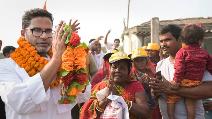 आर्थिक सर्वेक्षण में बता रहे हैं कि 20 फीसद बिहार के लोग झोपड़ी में रहते हैं, उनके पास अपना घर नहीं है, आप तो गोबर मुंह पर लगा रहे हैं कि 32 साल से सरकार चलाने के बाद कह रहे हैं 20 फीसद लोगों के बाद घर नहीं है या झोपड़ी में रह रहे हैं.