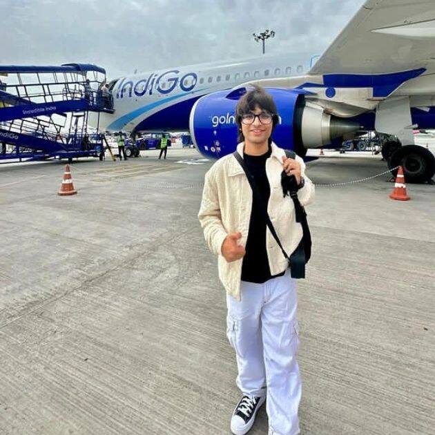 सौरभ जोशी - सौरभ अपनी डेली व्लॉगिंग के जरिए फैन्स के बीच चर्चा में आए और फिर धीरे-धीरे सोशल मीडिया स्टार का दर्जा हासिल कर लिया. सौरभ के व्लॉग्स में फैमिली कॉन्टेंट रहता है और ये बच्चों के बीच काफी फेवरेट हैं. रिपोर्ट्स की मानें तो सौरभ महीने के साठ से सत्तर लाख रुपये कमाते हैं.