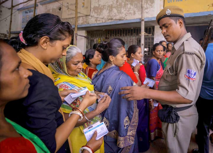 पोलिंग एजेंट्स की जानकारी उम्मीदवार को पहले ही पोलिंग अधिकारियों को देनी होती है. जिसके बाद उनके नाम का पहचान पत्र तैयार होता है और उन्हें बूथ में बैठने का अधिकार मिलता है.