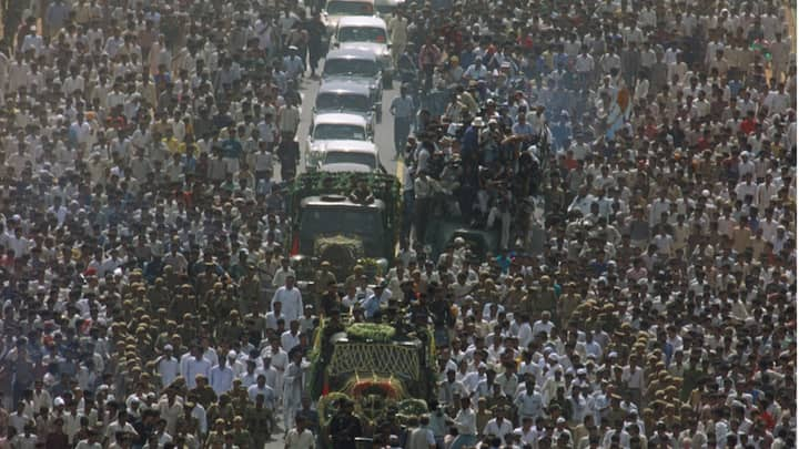 Massive crowds of people thronged the funeral procession of Rajiv Gandhi. (Image Source: Getty)