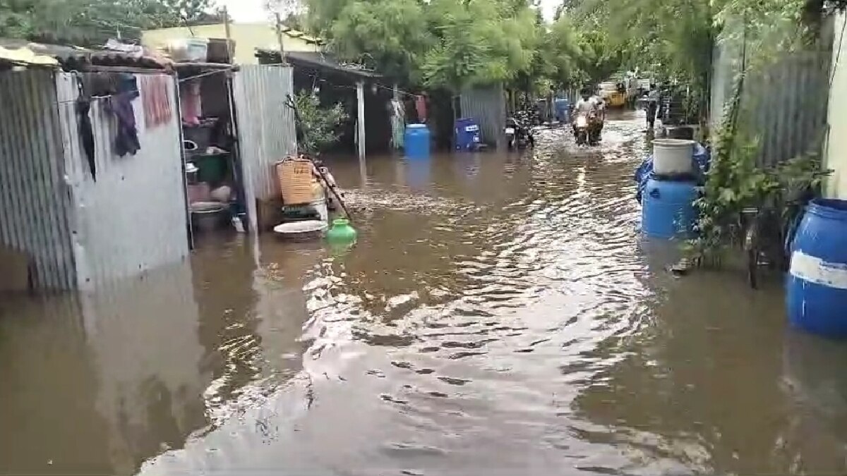 Salem Rain: சேலத்தில் தொடரும் கனமழை - வீடுகளில் புகுந்து அடிக்கும் மழை நீர்: அவதியில் பொதுமக்கள்!