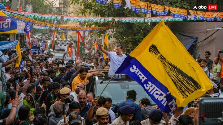 अरविंद केजरीवाल ने आगे कहा, “नरेंद्र मोदी-अमित शाह योगी आदित्यनाथ को यूपी की कुर्सी से हटाने का पूरा प्लान बना चुके हैं. आप उनसे निपटिए न...आप बेकार में मुझे गाली दे रहे हैं.”