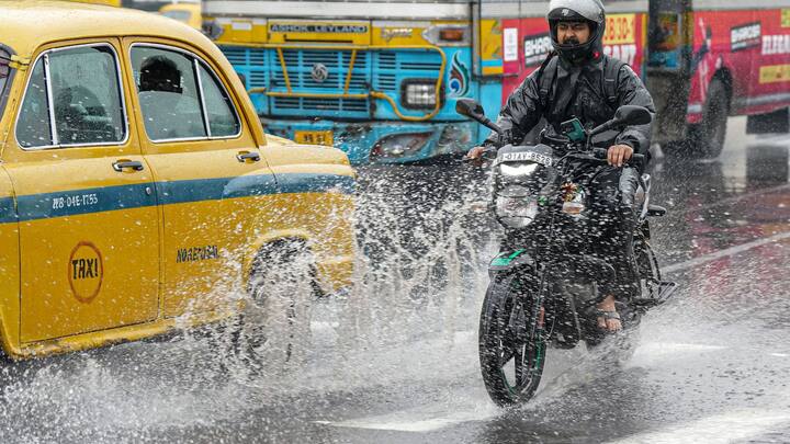 আবহাওয়া দফতর সূত্রে খবর, আগামী ৫ দিন কলকাতা-সহ দক্ষিণবঙ্গের সব জেলাতেই বৃষ্টিপাতের সম্ভাবনা রয়েছে। ছবি: PTI