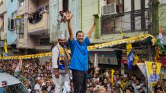 Delhi: CM अरविंद केजरीवाल ने किसे बताया 'झांसी की रानी', लोगों ने जमकर बजाईं तालियां