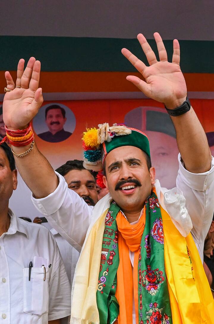 विक्रमादित्य सिंह ने कहा कि वे सच्चे हिंदू हैं और सनातन के ध्वज को लेकर आगे बढ़ रहे हैं. विक्रमादित्य सिंह ने कहा कि उनके पिता वीरभद्र सिंह ने ही मुख्यमंत्री रहते हुए प्रदेश में धर्मांतरण के खिलाफ कानून लाया था. इसके अलावा मंडी और कुल्लू में देव सदन बनाने का श्रेय भी वीरभद्र सिंह को जाता है.