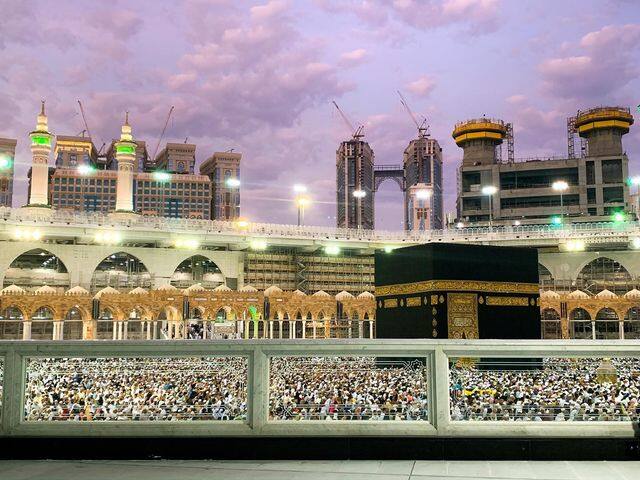 हज के दौरान एहराम करना एक अनिवार्य शर्त होती है जो शरीर की पवित्र स्थिति में किया जाता है.