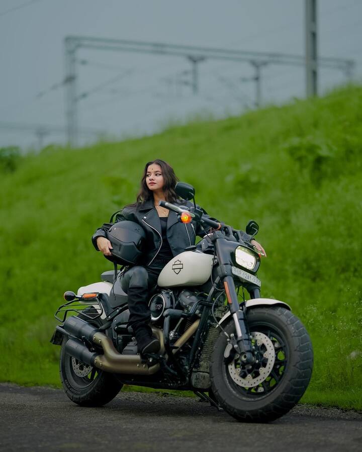 तनु रावत - अपने दमदार डांस और शिव-कृष्ण की भक्ति को रील्स के जरिए दर्शकों तक पहुंचाने वाली तनु रावत भी सोशल मीडिया पर जानी मानी स्टार हैं. पहाड़ की लड़की तनु माथे पर त्रिपुंड लगाकर अपने स्टाइल में डांस करती हैं तो लाखों व्यूज और लाइक्स मिलते हैं. तनु के यूट्यूब पर 5 मिलियन फॉलोवर्स हैं. इनकी महीने की कमाई 15 से 20 लख रुपए की है.