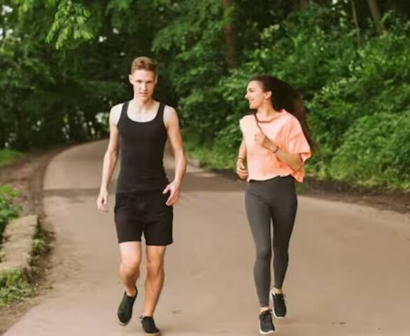 ਜੇਕਰ ਤੁਹਾਨੂੰ ਦਿਲ ਦੀ ਬਿਮਾਰੀ ਹੈ ਜਾਂ ਤੁਹਾਡਾ ਭਾਰ ਜ਼ਿਆਦਾ ਹੈ ਤਾਂ ਦੌੜਨ ਦੀ ਬਜਾਏ ਸੈਰ ਕਰੋ। ਇਸ ਨਾਲ ਤੁਹਾਡਾ ਦਿਲ ਸਿਹਤਮੰਦ ਰਹੇਗਾ। ਇਸ ਦੇ ਨਾਲ ਹੀ ਇਹ ਤੁਹਾਡਾ ਸਟੈਮਿਨਾ ਵੀ ਵਧਾਏਗਾ।