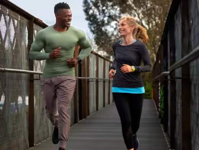 ਤੁਹਾਡੀ ਜਾਣਕਾਰੀ ਲਈ ਦੱਸ ਦੇਈਏ ਕਿ ਦੌੜਨ ਨਾਲੋਂ ਚੱਲਣ ਨਾਲ ਲਗਭਗ ਦੁੱਗਣੀ ਕੈਲੋਰੀ ਬਰਨ ਹੁੰਦੀ ਹੈ। ਜੇਕਰ ਤੁਸੀਂ ਸਪੀਡ ਨਾਲ ਚੱਲਦੇ ਹੋ ਤਾਂ ਇਹ ਸਿਹਤ ਲਈ ਬਹੁਤ ਫਾਇਦੇਮੰਦ ਹੁੰਦਾ ਹੈ।