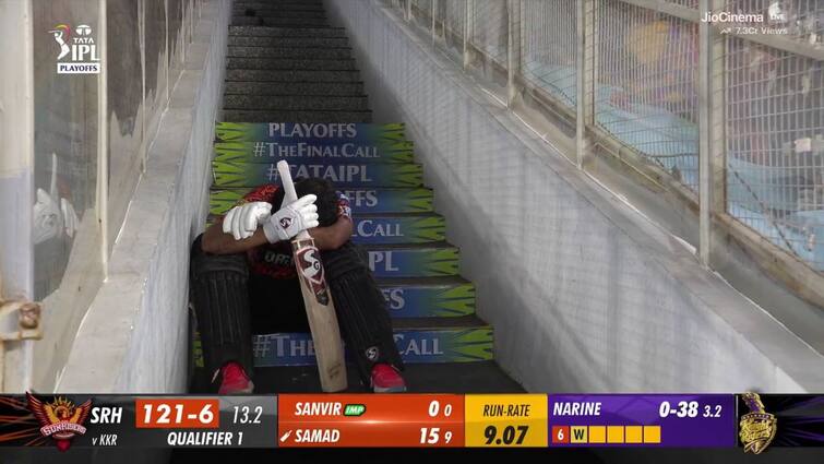 rahul tripathi sitting in tears on the stairs most heartbreaking picture of the day हेड-अभिषेक फ्लॉप, राहुल त्रिपाठीनं एकट्यानं हैदराबादला सावरलं, पण धावबाद झाल्यानंतर अश्रू अनावर