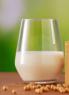 Milk At Night: ਕੀ ਤੁਸੀਂ ਵੀ ਪੀਂਦੇ ਹੋ ਰਾਤ ਨੂੰ ਦੁੱਧ? ਜਾਣ ਲਓ ਹੋਣ ਵਾਲੇ ਨੁਕਸਾਨ ਬਾਰੇ