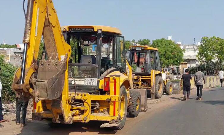 Mega Demolition start in Bhavnagar four Mandir and one Masjid was collapsed by palika due to demolition works Demolition: ભાવનગરમાં મેગા ડિમૉલેશન, રૉડ પરના ચાર મંદિર-એક મસ્જિદને તોડી પડાઇ, હાઇકોર્ટના ચૂકાદા બાદ એક્શન