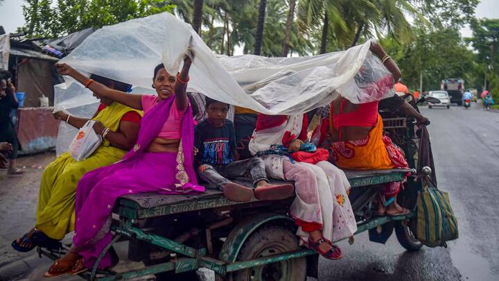 Weather Update: আবহাওয়া দফতর সূত্রে খবর, আগামী ৫ দিন কলকাতা-সহ দক্ষিণবঙ্গের সব জেলাতেই বৃষ্টিপাতের সম্ভাবনা রয়েছে। রয়েছে প্রতি ঘণ্টায় ৪০ থেকে ৫০ কিলোমিটার গতিবেগে ঝড়ো হাওয়ার সম্ভাবনা।