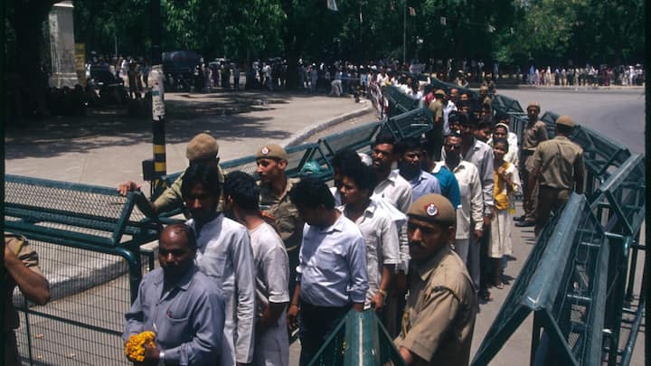 Former PM's supporters and well-wishers lined up outside Teen Murti Bhavan to attend his funeral wake. (Image Source: Getty)