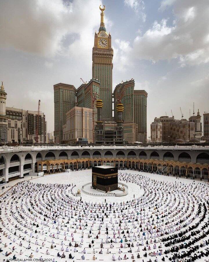 दरअसल एहराम एक पवित्र स्थिति है जिसमें एक मुस्लिम तीर्थयात्री को हज (प्रमुख तीर्थयात्रा) करने के लिए प्रवेश करना होता है.