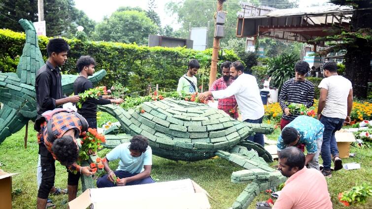 The 47th Yercaud Summer Festival and Flower Show begins tomorrow. Yercaud Flower Show: நாளை தொடங்கும் 47வது ஏற்காடு கோடை விழா: இறுதிக்கட்ட ஏற்பாடுகள் தீவிரம்