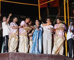 वाराणसी में  Mr & Mrs Mahi ने की गंगा आरती, साड़ी पहने, बालों में गजरा लगाए बेहद खूबसूरत दिखीं जाह्नवी, राजकुमार संग दिए पोज