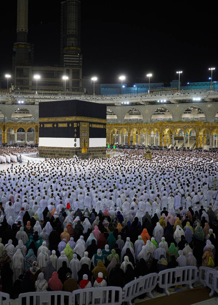 एहराम के समय शरीर और आत्मा की सफाई और शुद्धि शामिल है, जिसमें औपचारिक अनुष्ठान जैसे सिर मुंडवाना, नाखून काटना और दाढ़ी काटना शामिल होता है.