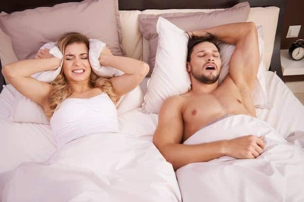 जब सोते समय सांस लेने में दिक्कतें होती हैं तो खर्राटे (Snoring Reasons) आ सकते हैं. ये श्वसन मार्ग में रुकावट की वजह से पैदा होने वाली आवाज होती है. ज्यादातर लोग थकान की वजह से खर्राटे लेते हैं लेकिन इसके कई कारण हो सकते हैं
