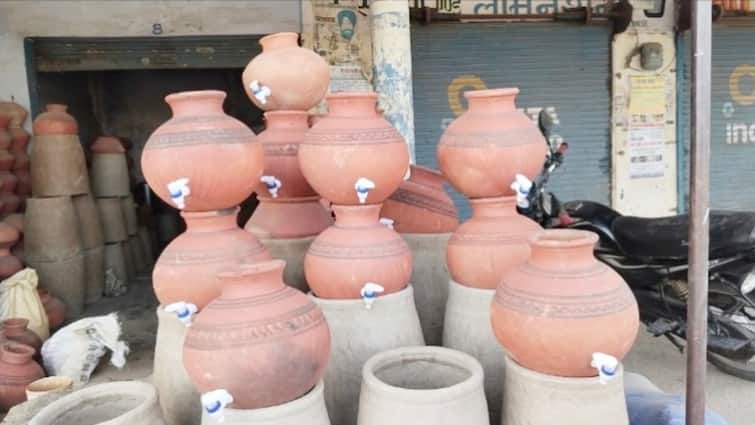 Udham Singh Nagar Clay pot business down after demand increase fridge clay business man demand Government ann आधुनिकता ने छीना रोजगार, गर्मियों के मौसम में नहीं बढ़ा मटकों का कारोबार, संकट में हस्त शिल्प उद्योग