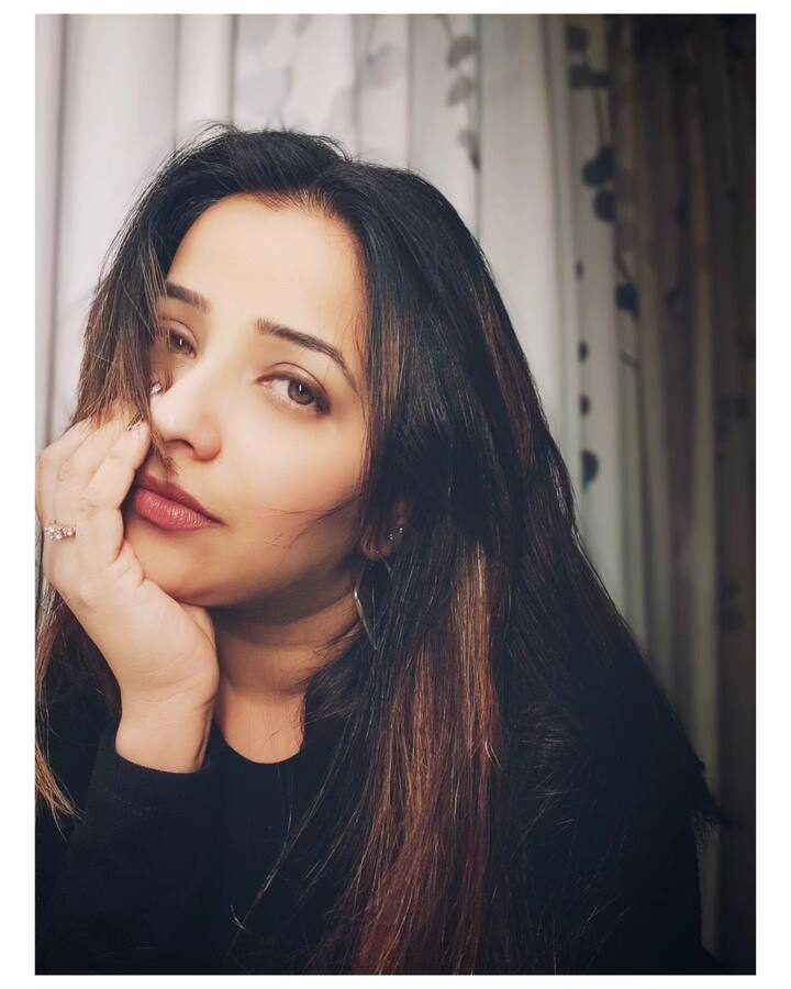 या आधीच्या पर्वातील बिग बॉसमधील स्पर्धक अपूर्वा नेमळेकरच्या कमेंटवरुन धुरळा उडाला आहे.