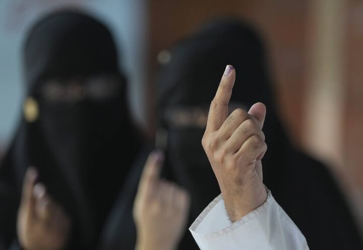 यानी दिल्ली में वोट डालने वाले लोगों को वोटिंग के दिन छुट्टी मिलना तय है, अगर कोई कंपनी ऐसा नहीं करती है तो उसके खिलाफ कार्रवाई हो सकती है.