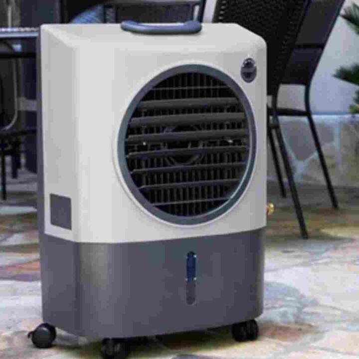 ਜਿਨ੍ਹਾਂ ਲੋਕਾਂ ਨੇ ਆਪਣੇ ਘਰਾਂ 'ਚ ਕੂਲਰ ਲਗਾਏ ਹੋਏ ਹਨ, ਉਨ੍ਹਾਂ ਨੂੰ ਇਸ ਮੌਸਮ 'ਚ ਕਾਫੀ ਦਿੱਕਤਾਂ ਦਾ ਸਾਹਮਣਾ ਕਰਨਾ ਪੈਂਦਾ ਹੈ। ਨਮੀ ਕਾਰਨ ਰਾਤਾਂ ਦੀ ਨੀਂਦ ਵੀ ਔਖੀ ਹੋ ਜਾਂਦੀ ਹੈ। ਜੇਕਰ ਤੁਹਾਡੇ ਕਮਰੇ 'ਚ ਕੂਲਰ ਲੱਗਾ ਹੋਇਆ ਹੈ ਅਤੇ ਤੁਸੀਂ ਇਸ ਮੌਸਮ 'ਚ ਕੂਲਰ ਦੀ ਨਮੀ ਤੋਂ ਪਰੇਸ਼ਾਨ ਹੋ ਤਾਂ ਇਹ ਇੱਥੇ ਦੱਸੇ ਗਏ ਟਿਪਸ ਨਾਲ ਤੁਹਾਡੇ ਕੂਲਰ 'ਚੋਂ ਠੰਡੀ ਹਵਾ ਆਵੇਗੀ ਅਤੇ ਨਮੀ ਵੀ ਦੂਰ ਹੋ ਜਾਵੇਗੀ।