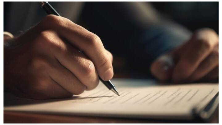 आवेदन करने के लिए जनरल कैटेगरी के कैंडिडेट्स को 1150 रुपये फीस देनी होगी. वहीं ईडब्ल्यूएस और ओबीसी कैटेगरी के कैंडिडेट्स के लिए फीस 600 रुपये है. बाकी श्रेणी के उम्मीदवारों को 325 रुपये शुल्क देना होगा.