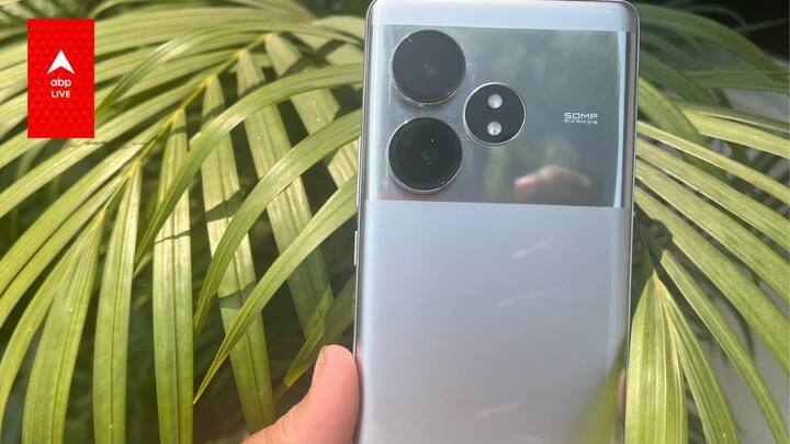 Coming to the cameras, the phone is equipped with a 50MP sensor with optical image stabilisation. The primary camera captures good photos across various lighting conditions. The 8MP ultrawide camera also fares decently well. Notably, the camera tends to soften the images at times which might end up making you look a bit like an anime character. (Image Source: Aashish Kumar Shrivastava/ABP Live)