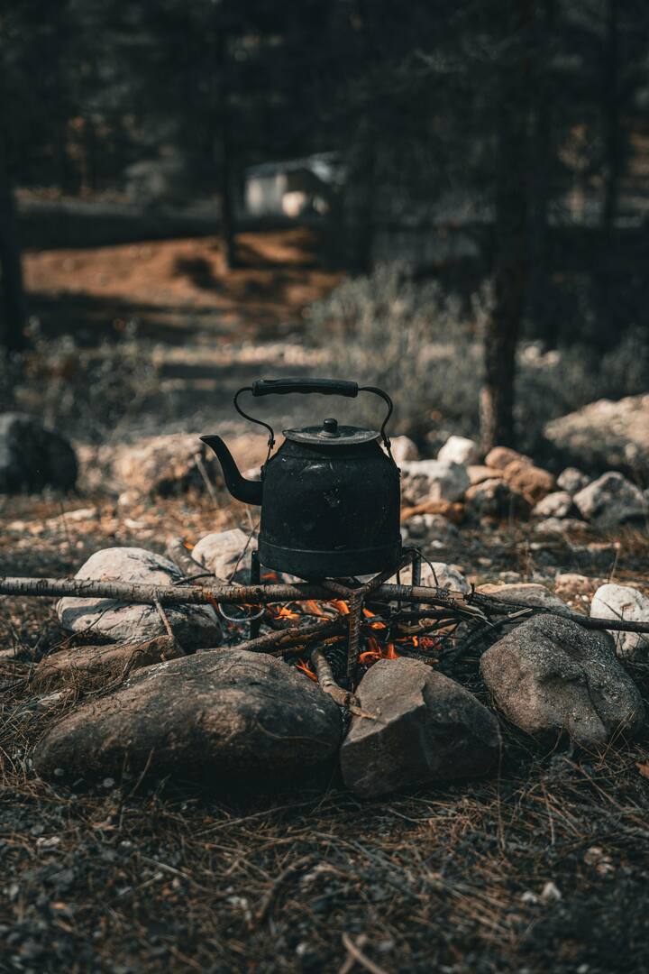 चहा जास्त वेळ उकळणे आरोग्यासाठी अजिबात चांगले नाही.चहा तयार करण्यासाठी लागणारा वेळ आरोग्यावर परिणाम करतो.त्यामुळे चांगला आणि कडक चहा पिताना काही गोष्टी लक्षात ठेवल्या पाहिजेत.येथे जाणून घ्या चहा किती वेळ उकळावा. [Photo Credit : Pexel.com]