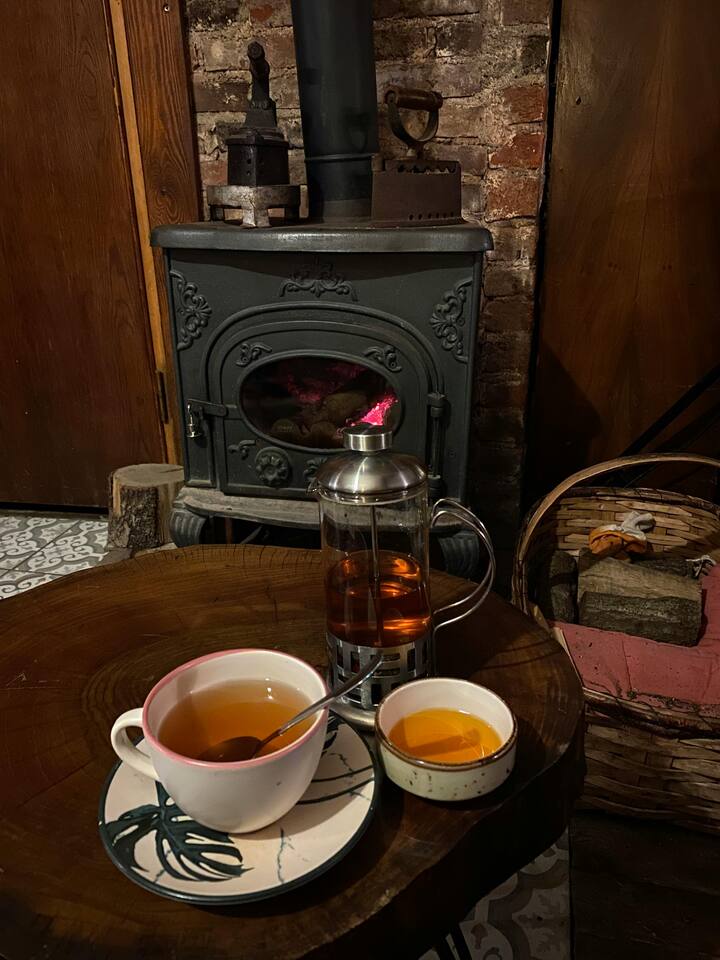 चहा पिताना या गोष्टी लक्षात ठेवा : 1.चहाची पाने किंवा पत्ती नेहमी हवाबंद डब्यात बंद ठेवा. यामुळे त्याच्या पानांची चव दीर्घकाळ टिकते.[Photo Credit : Pexel.com]