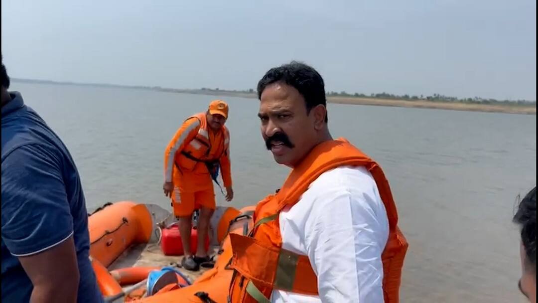 इंदापूर दुर्घटना : खासदार निंबाळकरांची NDRF सोबत जलाशयात उतरुन पाहाणी, दुपारपर्यंत पुढची दिशा ठरवली जाणार असल्याची माहिती MP Ranjitsinh Naik Nimbalkar along with NDRF went down to reservoir to see informed that next direction will be decided by afternoon इंदापूर दुर्घटना : खासदार निंबाळकरांची NDRF सोबत जलाशयात उतरुन पाहाणी, दुपारपर्यंत पुढची दिशा ठरवली जाणार असल्याची माहिती