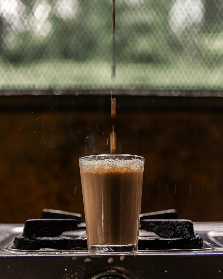 कडक चहा पिण्यासाठी बराच काळ उकळवावा लागतो.जर तुम्ही दुधाचा चहा जास्त वेळ उकळत असाल तर सावधगिरी बाळगा,कारण ते हानिकारक असू शकते . [Photo Credit : Pexel.com]